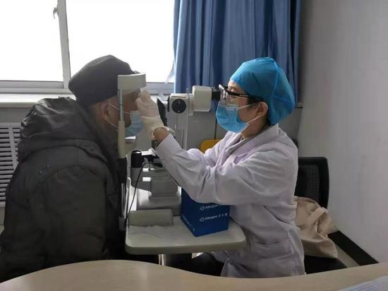 （1月30日，鄭州市第二人民醫(yī)院副主任醫(yī)師賈飛在排查患者的眼部情況）