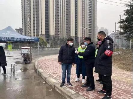 （滎陽(yáng)市產(chǎn)業(yè)集聚區(qū)服務(wù)中心主任丁寧寧在設(shè)卡排查）