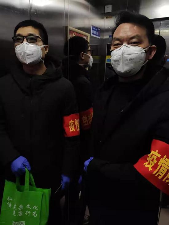 （惠濟(jì)區(qū)人民法院副院長(zhǎng)史百嶺在惠濟(jì)區(qū)建業(yè)一號(hào)城邦進(jìn)行入戶(hù)排查）