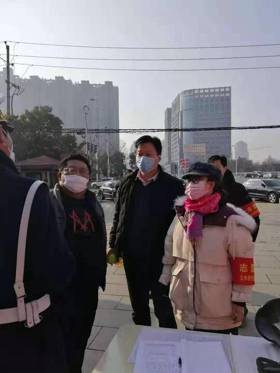 　（1月31日，金水區(qū)政府辦公室李姍在鑫苑社區(qū)排查安保體檢、車輛車牌及廢棄口罩垃圾箱）