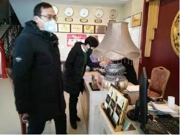 （滎陽(yáng)市文化廣電和旅游局副局長(zhǎng)樊延朝在協(xié)調(diào)關(guān)閉電影院等公共聚焦場(chǎng)所）