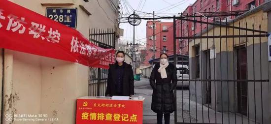 　（1月31日，管城區(qū)檢察院未檢辦主任田麗靜在東大街街道東關(guān)南里社區(qū)設(shè)卡排查疫情）