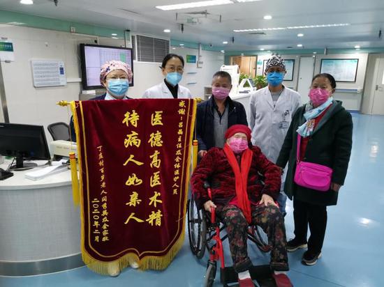 （社員呂晶帶領(lǐng)醫(yī)護(hù)團(tuán)隊堅守崗位）