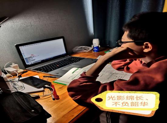 　（社員杜瓊穎孩子書桌前學(xué)習(xí)留影）